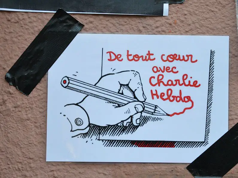 Schild mit ganzem Herzen Charlie Hebdo am Institut Francais