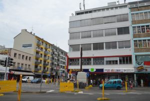 Der Kinderladen Wirth im Eckhaus Schillerstraße-Große Bleiche hatte lange eine Ladezone vor der Haustür, bis die grüne Verkehrspolitik sie strich - nun schließt der Laden wegen jahrelanger negativer Umsatzentwicklung und Baustellen-Hindernissen vor der Tür. - Foto: gik