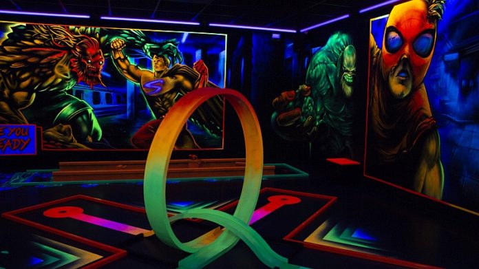 Mainzer Schwarzlichthelden eröffnen 3-D-Minigolf in Frankfurt – Neonfarbene Frankfurter Unterwelt auf der Berger Straße