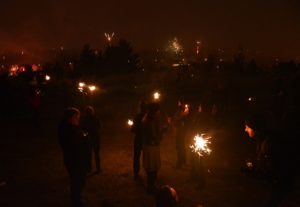 Gefahr durch Böllerei: Jedes Jahr werden an Silvester Tausende durch Feuerwerk verletzt. - Foto: gik