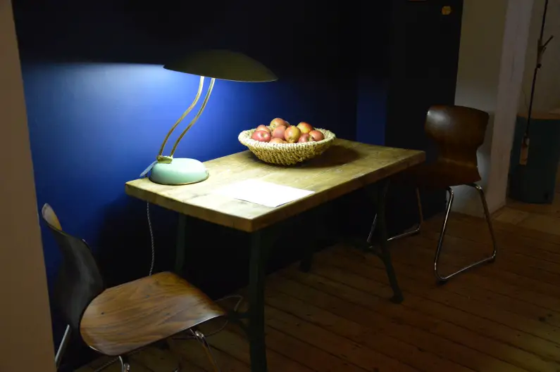 Sitzecke mit Vintage-Möbeln an der blauen Wand - Foto: gik