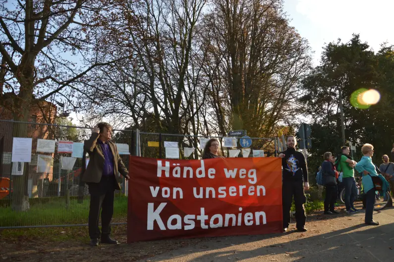 Plakat Hände weg von unseren Kastanien vor Lesselallee - Foto: gik