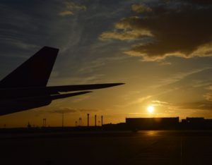 Sonnenuntergang am Frankfurter Flughafen mit Maschine im Vordergrund. - Foto: gik