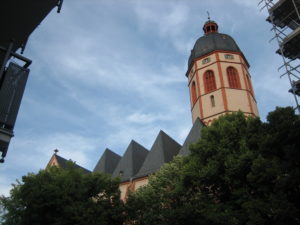 Die Kirche St. Stephan erhebt sich oberhalb der Mainzer Altstadt. - Foto: gik