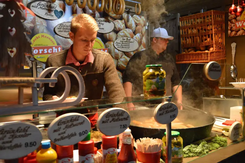 Alessandro Barth an seinem Stand mit Meenzer Fleischwurst auf dem Weihnachtsmarkt - Foto: gik