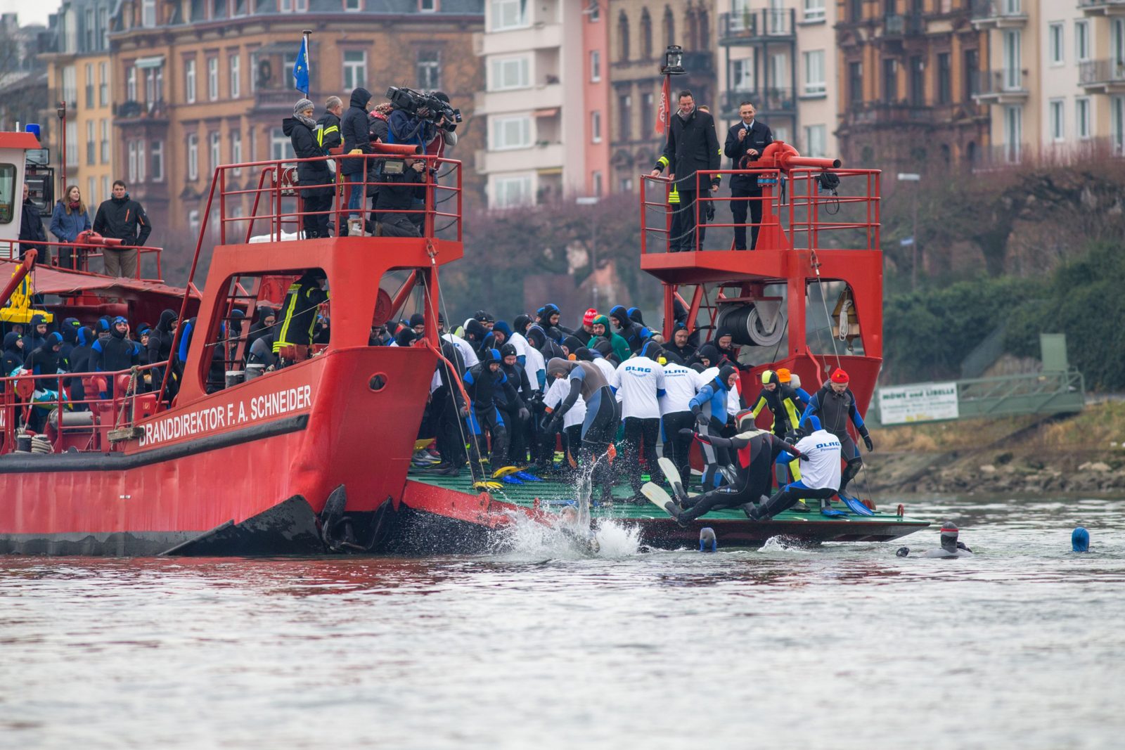 Start Silvesterschwimmen vom Feuerlöschboot aus - Foto Feuerwehr Mainz