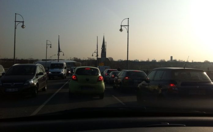 Bundesverwaltungsgericht Leipzig erlaubt Fahrverbote für Diesel – Stadt Mainz erwartet Urteil im Sommer – Busnachrüstung bis Ende 2018 Stau auf der Brücke von Kastel nach Mainz - Foto: Sigi