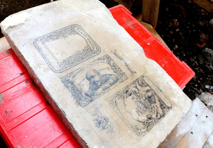 Altes römisches Wohnhaus und Steindruckplatten aus der Kaiserzeit bei Ausgrabungen unter der Residenzpassage gefunden