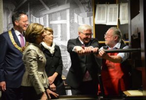 Bundespräsident Steinmeier legte im April 2019 kräftig Hand an beim Besuch der Druckerpresse im Gutenberg-Museum. - Foto: gik