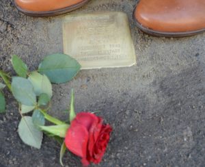 Ein Denkmal für die Opfer des Holocausts sind die Stolpersteine, von denen es Dutzende in ganz Mainz gibt. - Foto: gik