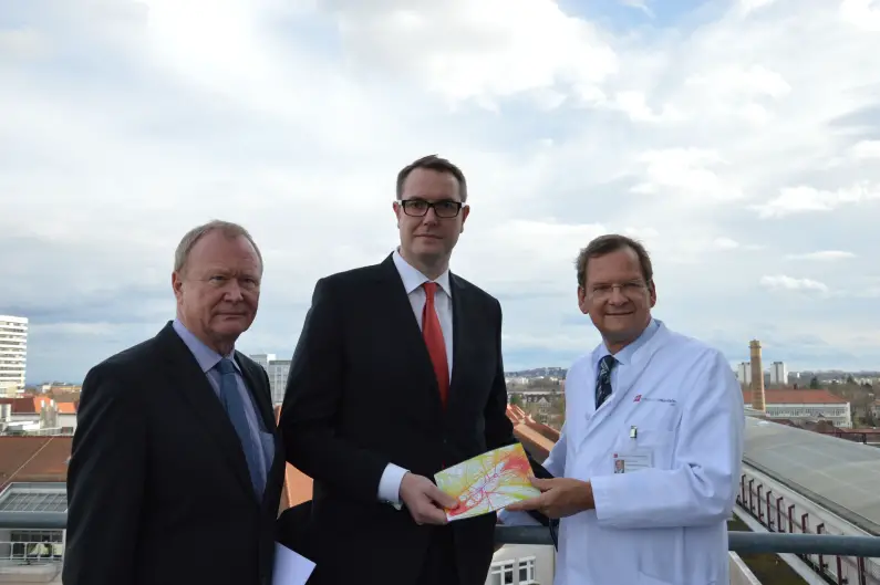 Stefan Hill, Alexander Schweitzer und Thomas Münzel auf dem Dach der Mainzer Uniklinik - Foto: gik