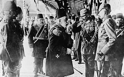 Sultan Mehmed V. begrüßt Kaiser Wilhelm II. in Istanbul - Foto Imperial War Museums, Public Domain via Uni Mainz