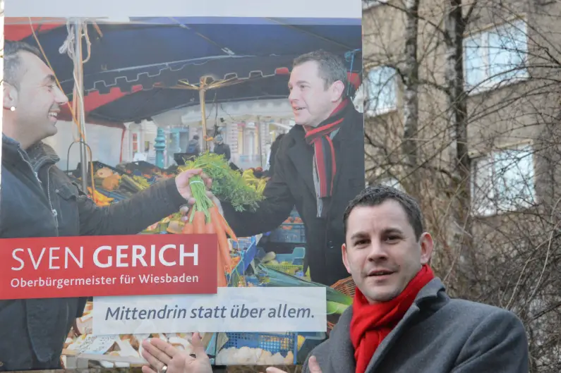 Sven Gerich im Wahlkampf mit Plakat mittendrin - Foto: gik