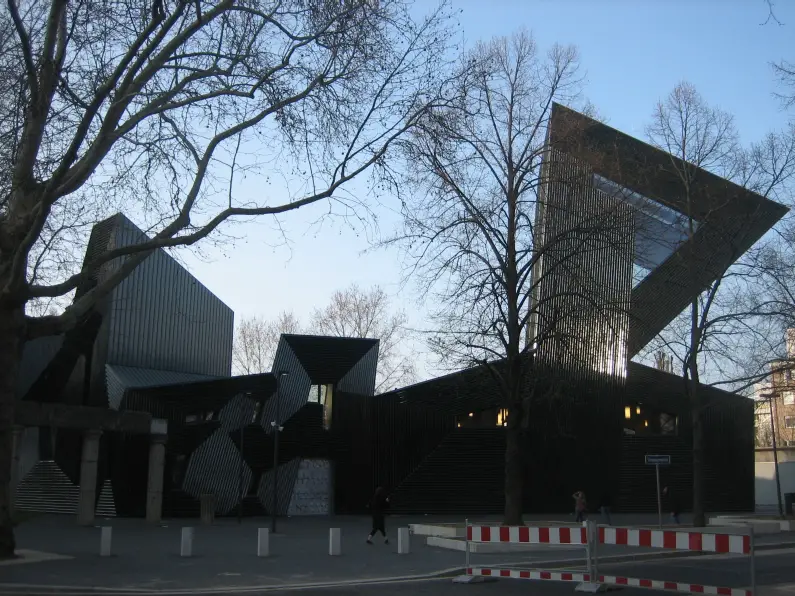 Die neue Synagoge in Mainz mit ihrer ausdrucksstarken Silhouette - Foto: gik