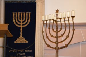 Ein jüdischer Leuchter in der Wormser Synagoge - der Anschlag in Halle fand am jüdischen Fest Jom Kippur statt. - Foto: gik