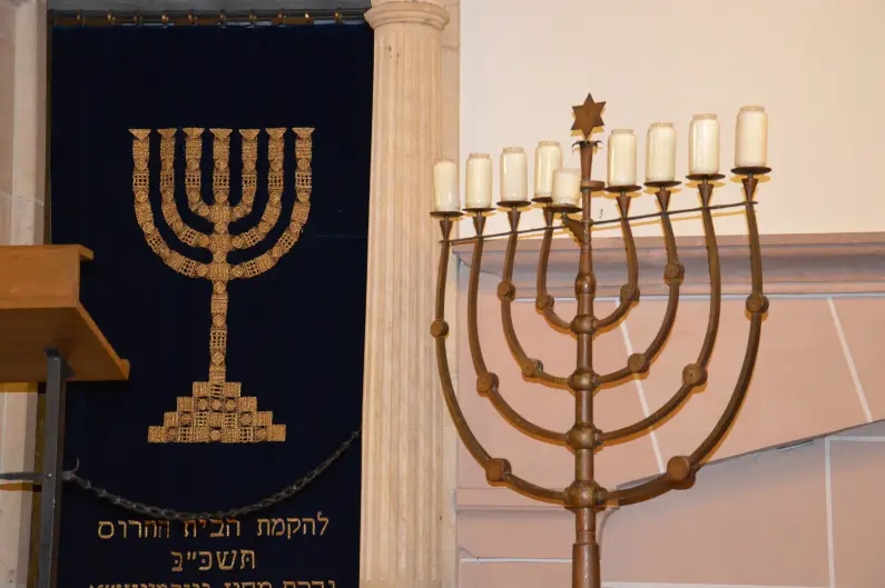 Siebenarmiger Leuchter in der Synagoge in Worms - Foto: gik
