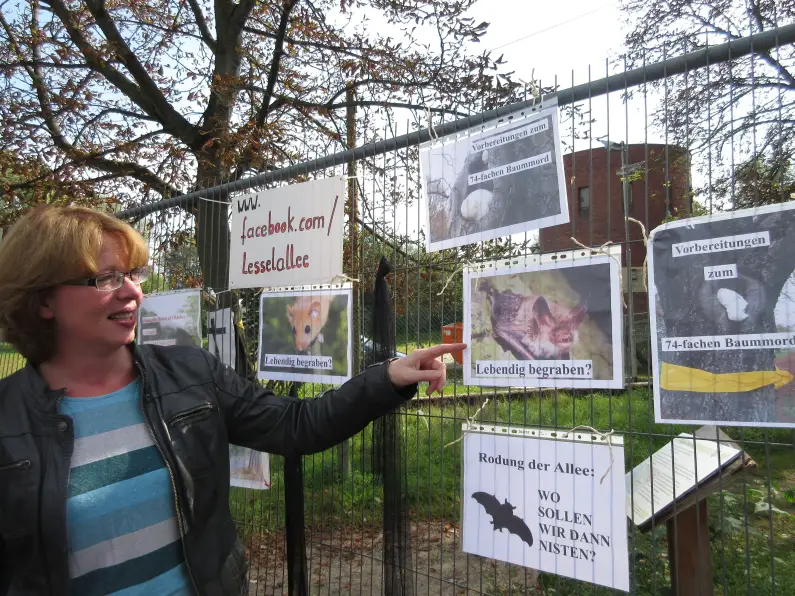 Tabea Rößner mit Schildern Lebendig begraben am Zaun