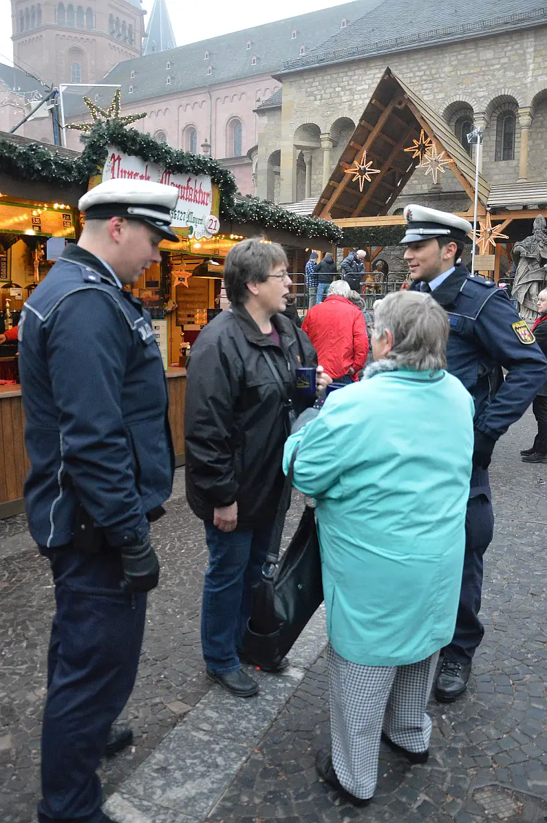 tasche-am-arm-weihnachtsmarkt-polizei