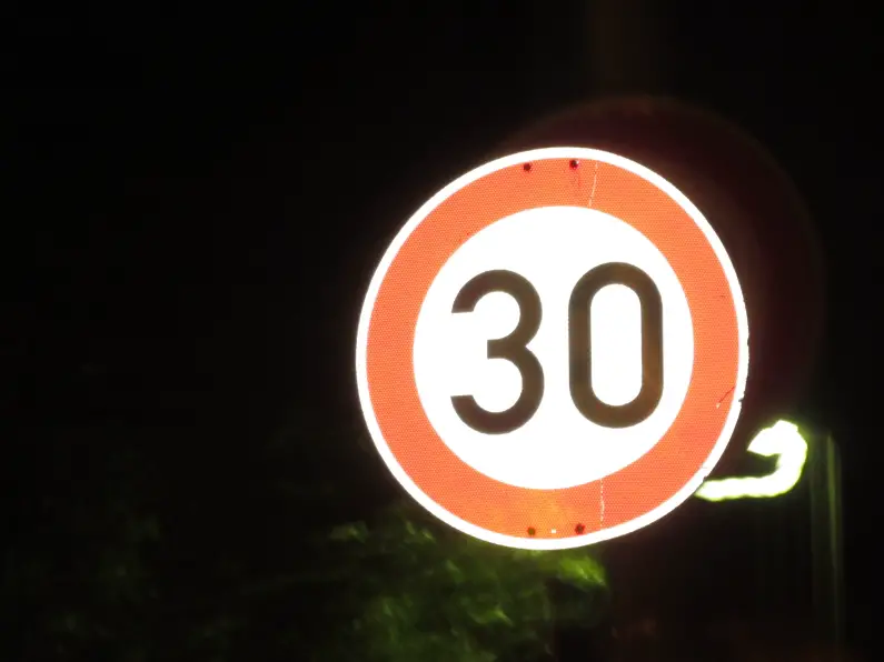 Tempo 30 Schild bei Nacht groß