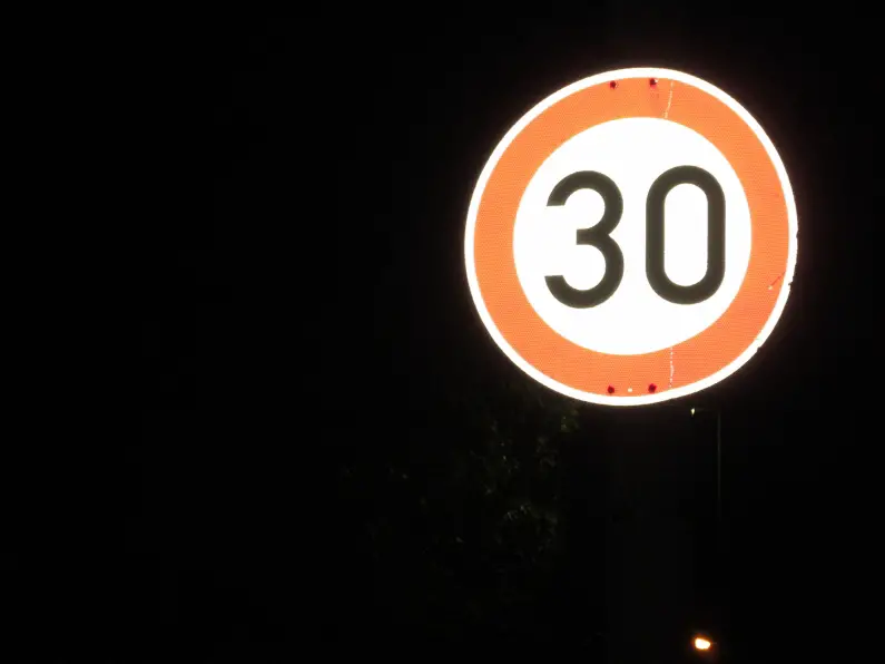 Tempo 30 Schild bei Nacht nah