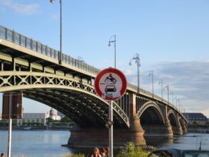 Die Theodor-Heuss-Brücke von Kastel aus mit Blick auf Mainz mit Verbotsschild für Autos und Motorräder. - Foto: gik