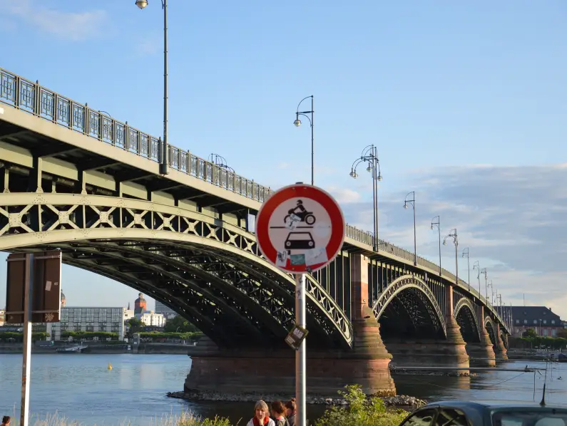Theodor-Heuss-Brücke mit Verbotsschild Motorrad und Auto - Foto gik