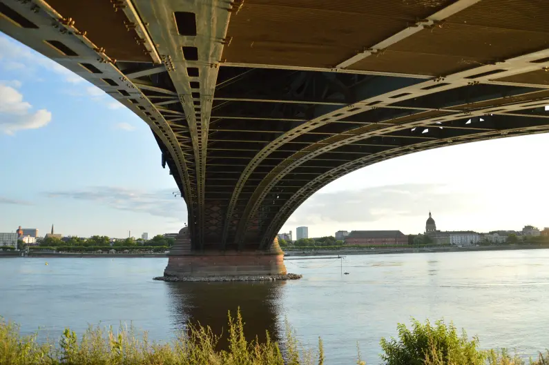 Theodor-Heuss-Brücke von unten von Kastel aus - Foto: gik