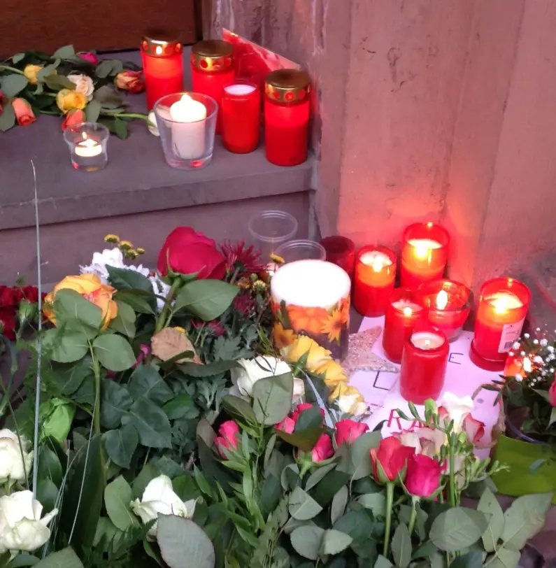 Trauer um Opfer von Paris am Institut Francais - kleiner