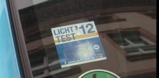 Stadt Mainz schafft Umweltzone zum 1. Oktober 2025 ab – Verzögerte Verkehrsdezernentin Steinkrüger die Aufhebung? Umweltplakette auf der Windschutzscheibe eines Autos - Foto: gik