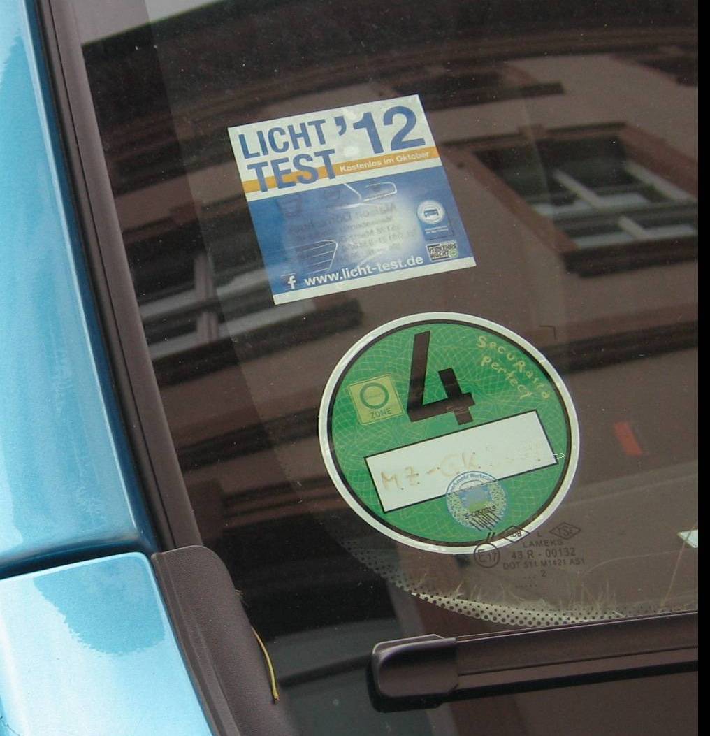 Umweltplakette auf der Windschutzscheibe eines Autos - Foto: gik