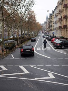 Die Umweltspur auf dem Ersten Ring in Wiesbaden darf von Radfahrern und Bussen gemeinsam genutzt werden. - Foto: Stadt Wiesbaden