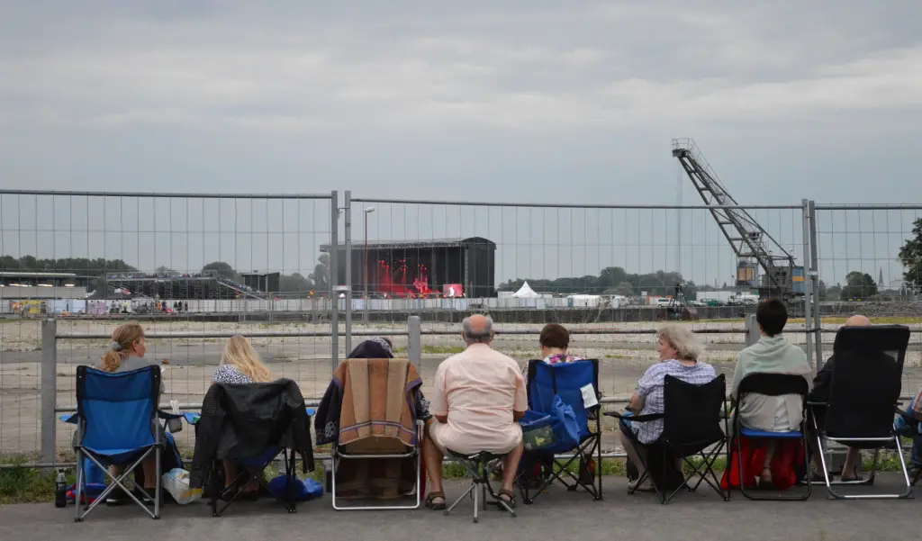 Zuschauer am Zaun genießen das Konzert von Unheilig im Mainzer Zollhafen- Foto: gik