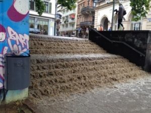Starkregen setzte auch in Wiesbaden vor einigen Jahren die Innenstadt unter Wasser. - Foto: 