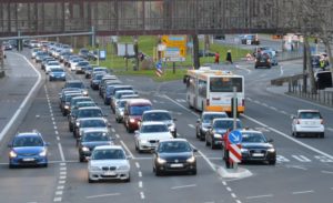 Die Wirtschaft kritisiert das geplante Dieselfahrverbot ab 1. Juli auf der Rheinachse in Mainz. - Foto: gik