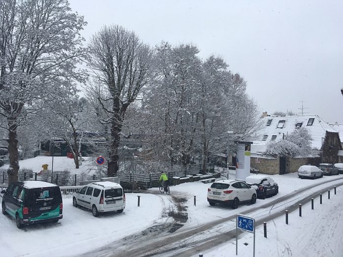 Eiskalte Zeiten: Warmlaufenlassen des Autos verboten – Schnee räumen und streuen Pflicht