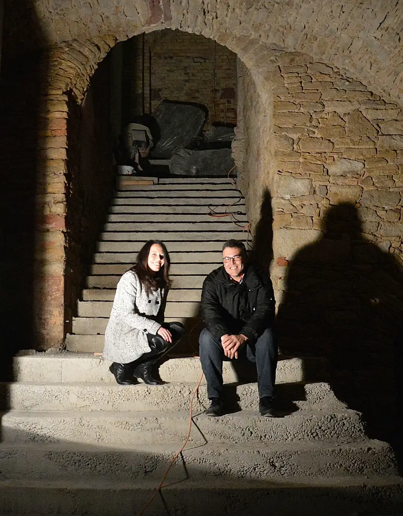 Die Treppen hinab ins Kellerreich des Vinarmariums mit Claudia Mende und Thorsten Kiegele - Foto: gik