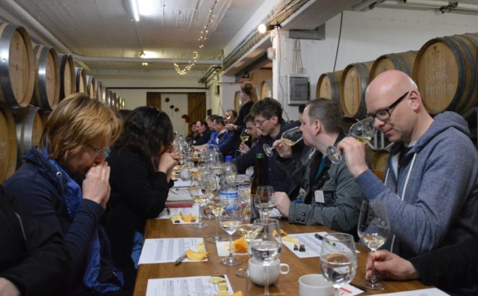 Vinocamp goes Rheinhessen: Weingut-Hopping mit Farbweinprobe, Schokolade und Volker Raumland