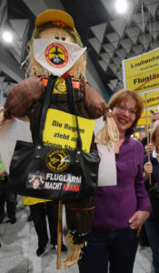 Kampf gegen Fluglärm: Tabea Rößner auf einer Montags-Demo am Frankfurter Flughafen. - Foto: Rößner