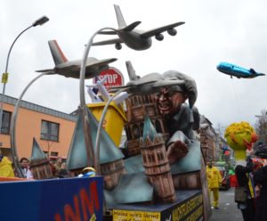Dem Mainzer Michel fliegen die Flugzeuge inzwischen förmlich von allen Seiten um die Ohren - seit Jahren macht darauf dieser Motivwagen der Fluglärm-Gegner im Mainzer Rosenmontagszug aufmerksam. - Foto: gik