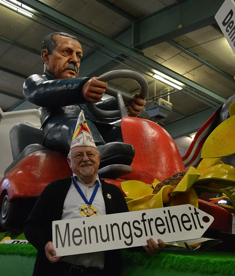 Wagenbauer Dieter Wenger vor Motivwagen Erdogan macht Demokratie platt