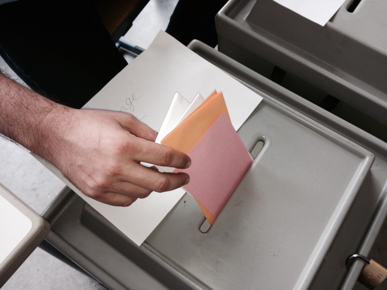 Bürger werfen Wahlzettel in eine Urne - Foto: gik