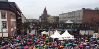 Weiberfastnacht: Tolle Weiber, mieses Wetter, friedliche Feiern – und ein Kostheimer Scherz zur Lesselallee