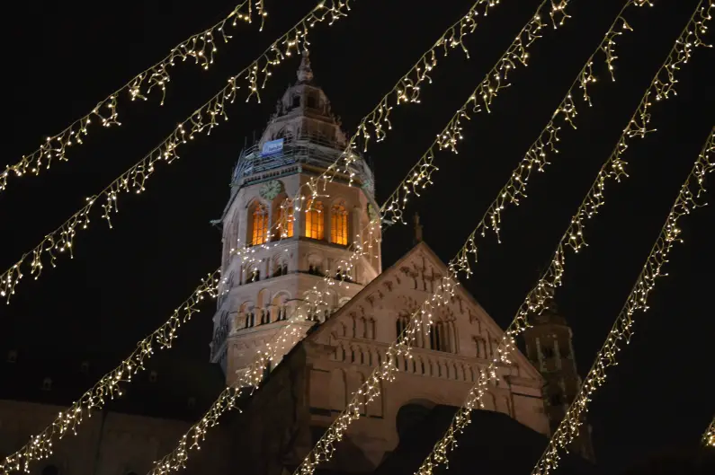 Wie hier beim Weihnachtsmarkt 2014 leuchtet der Dom Nachts. Am Samstag wird er alleridings für eine Stunde dunkel bleiben - Foto: gik