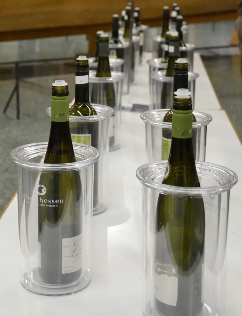 Weinflaschen in Reihe Weinforum Rheinhessen - Foto: gik
