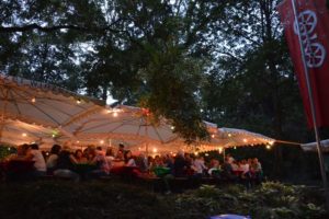 Beim Mainzer Weinmarkt genießt man unter uralten Bäumen im Park. - Foto: gik