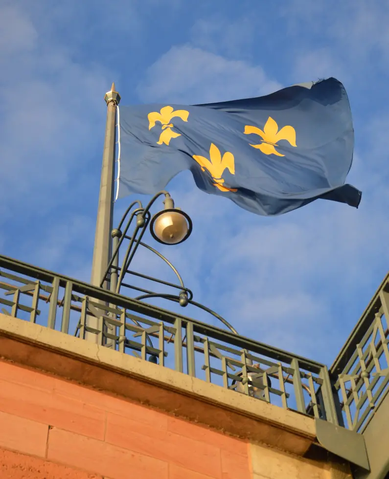 Wiesbadener Flagge auf der Theodor-Heuss-Brücke - Foto: gik