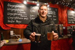 Winzer Rüdiger Huf mit verschiedenen Glühweinen auf dem Mainzer Weihnachtsmarkt. - Foto: gik