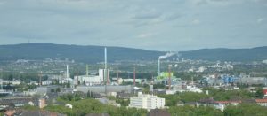 Rauchende Schornsteine, Heizungsanlagen, Verkehr - Deutschlands CO2-Ausstoß ist einfach zu hoch. - Foto: gik 