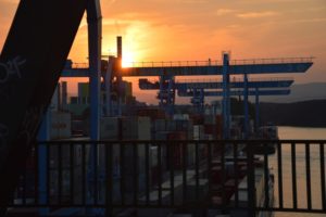 Sonnenuntergang über dem Containerhafen von Frankenbach am Mainzer Zollhafen - Rheinhessen rutscht gerade in eine Rezession. - Foto: gik