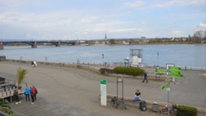 Blick vom Rathausplateau auf das Rheinufer darunter. - Foto: gik
